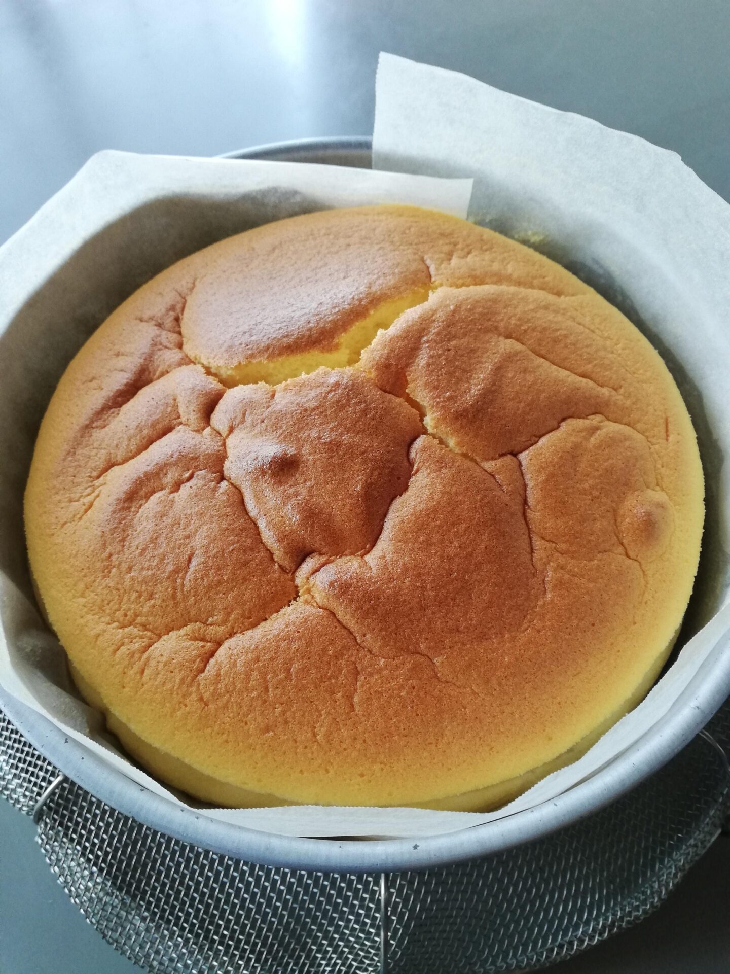 ヨーグルトスフレケーキまだ少し割れてる